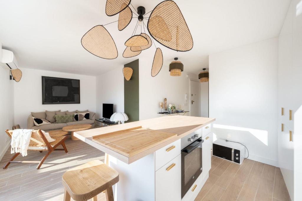 une cuisine et un salon avec une table et un canapé dans l'établissement Beautiful flat with terrace - Carre d'Or Cannes, à Cannes