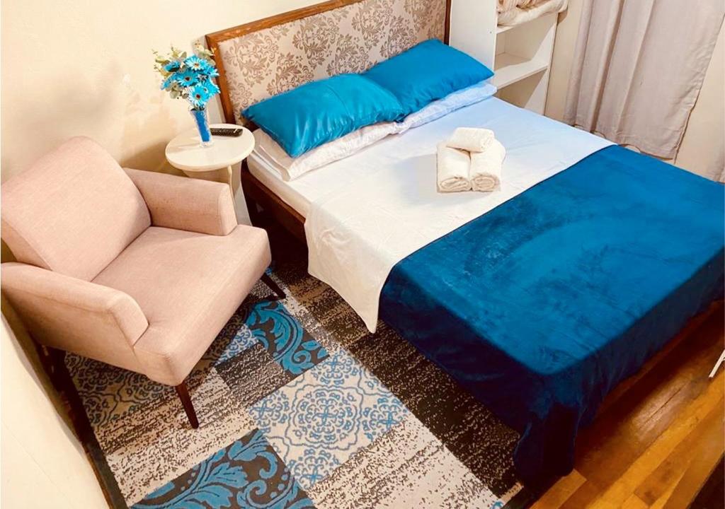 1 dormitorio pequeño con 1 cama y 1 silla en Residenciais Maria Flor en Gramado