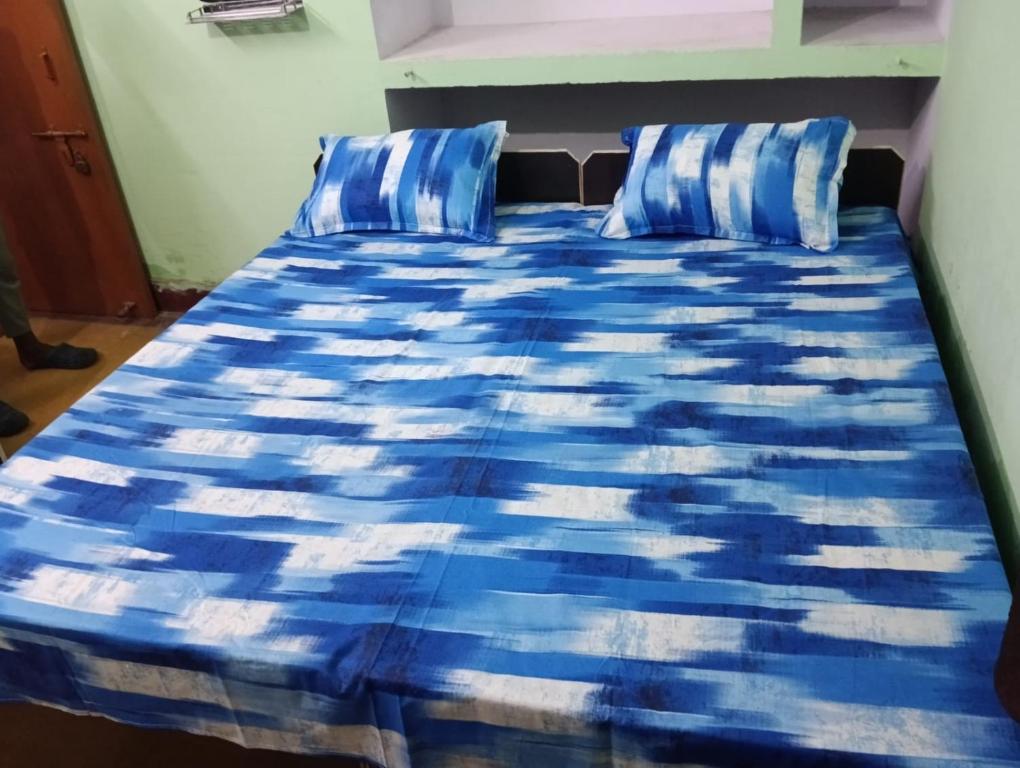 Postel nebo postele na pokoji v ubytování ANAND LOK VARANASI