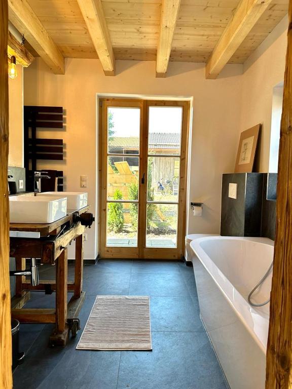 TV a/nebo společenská místnost v ubytování DIE ZWEI CHALETS AM TEGERNSEE "s' Gloane" & "s' Große"