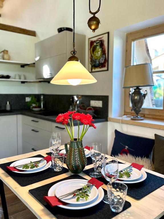 Kuchyň nebo kuchyňský kout v ubytování DIE ZWEI CHALETS AM TEGERNSEE "s' Gloane" & "s' Große"
