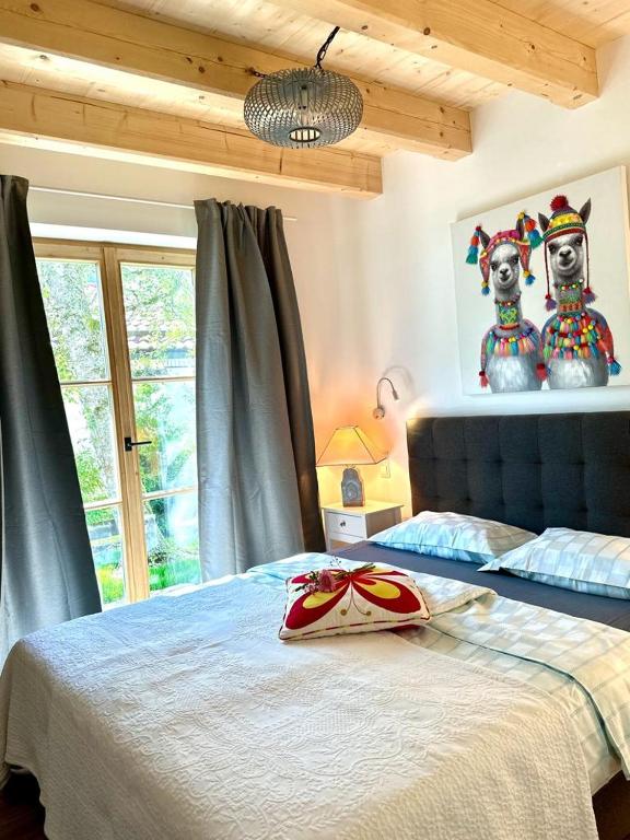 Postel nebo postele na pokoji v ubytování DIE ZWEI CHALETS AM TEGERNSEE "s' Gloane" & "s' Große"