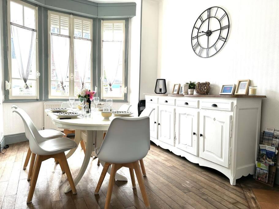 uma sala de jantar branca com uma mesa e cadeiras em Cottage Arlette à 600m de la mer em Cayeux-sur-Mer