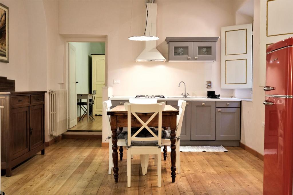 uma cozinha com mesa e cadeiras num quarto em Wine Apartments Florence Nebbiolo em Florença