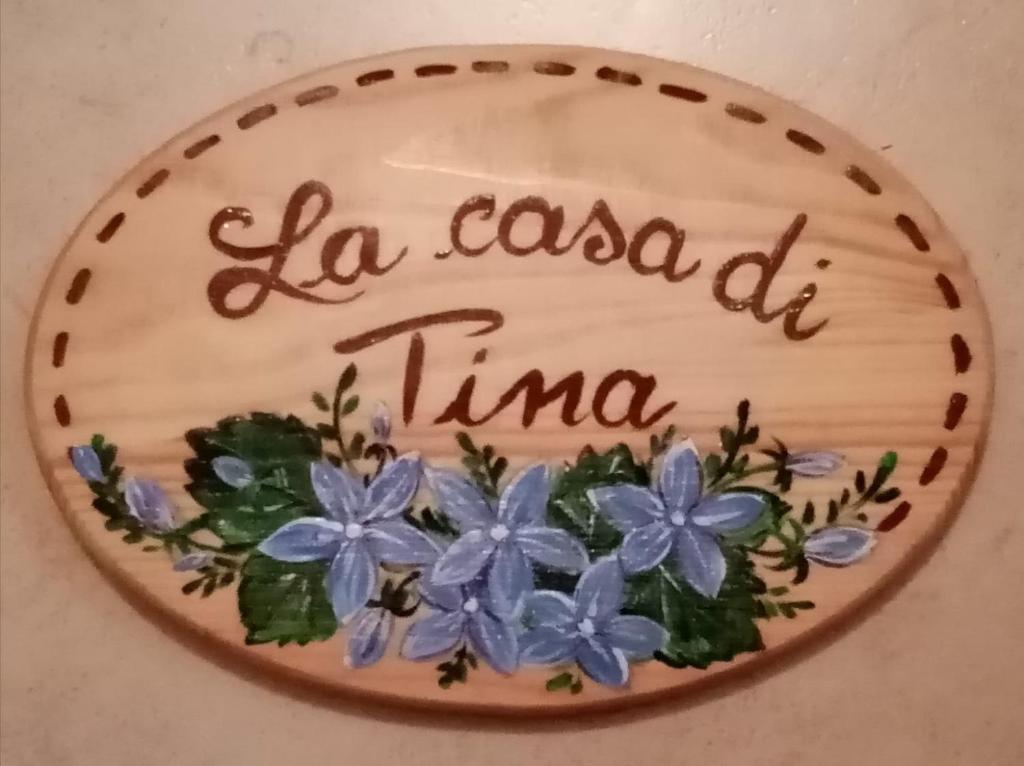 un piatto che dice la costa del Lima con fiori blu di La casa di Tina - Civenna a Civenna