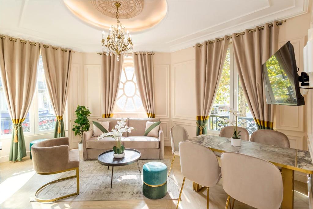 salon z kanapą i stołem w obiekcie Luxury 2 bedroom - Marais & Louvre w Paryżu