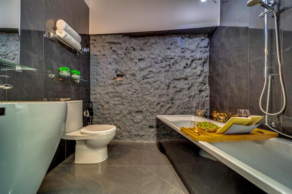 Komorowski Luxury Guest Rooms - Queen Room With 1-person Hot Tub