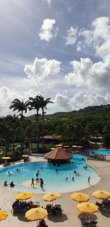 Bazén v ubytování Studio Tropical avec vue mer dans une résidence hôtelière nebo v jeho okolí