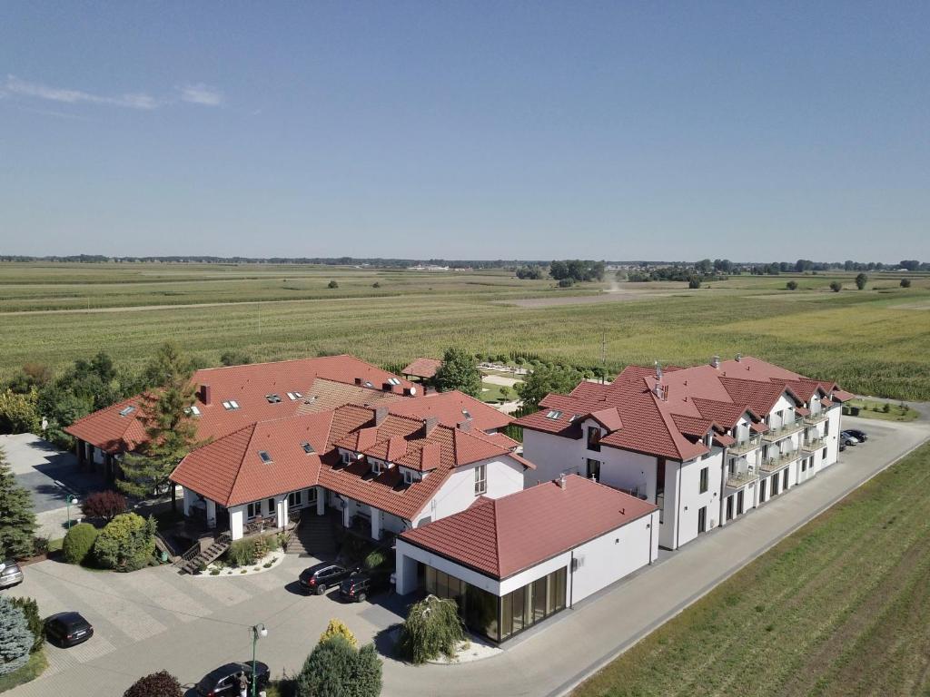 una vista aérea de una gran casa con techo rojo en Gościniec "Nad Wartą", en Uniejów