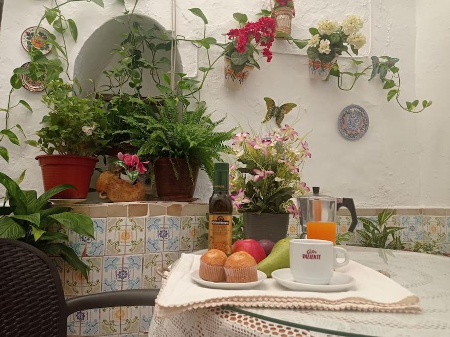 una mesa con un plato de comida y una botella de vino en Casa típica de pueblo andaluz, en Villanueva de San Juan