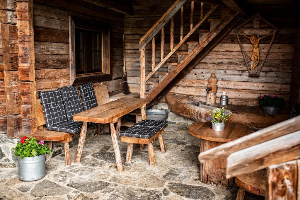 a cabin with two chairs and a table and stairs at Beim Untertimmeltaler in Matrei in Osttirol