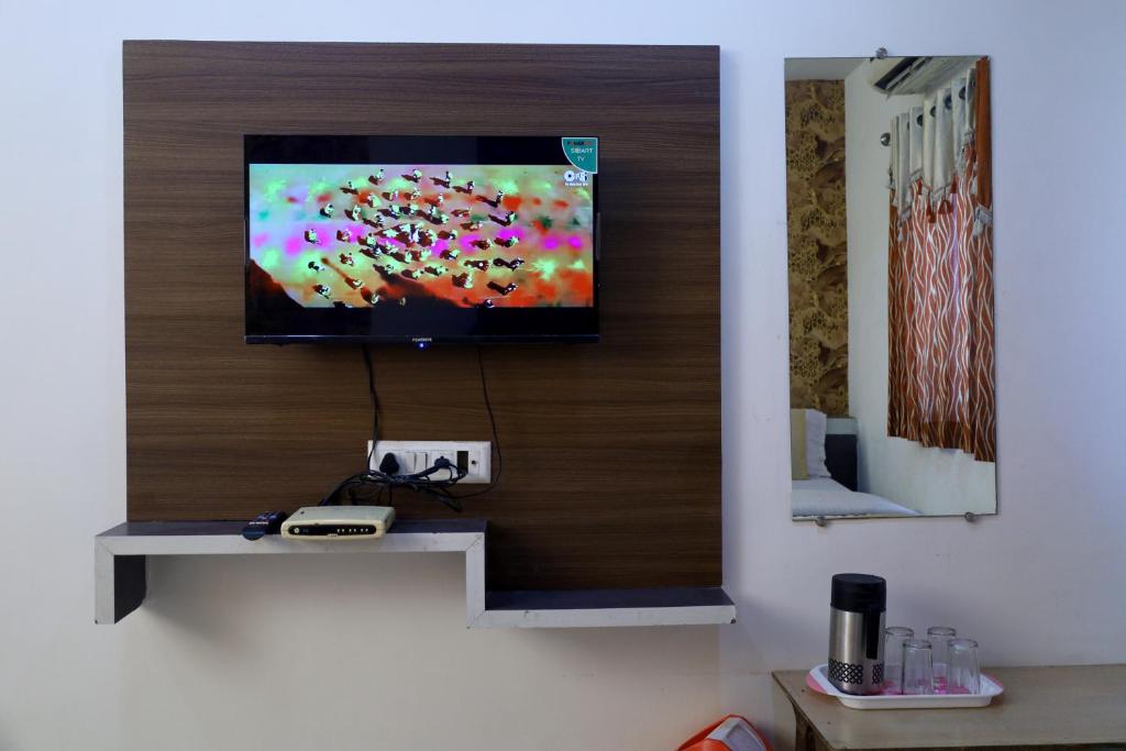Телевизор и/или развлекательный центр в Hotel Satluj