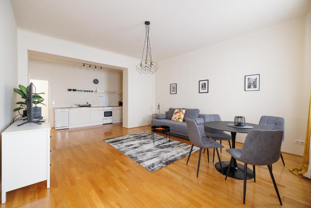 salon ze stołem, krzesłami i kanapą w obiekcie Vienna City Apartments Krongasse w Wiedniu