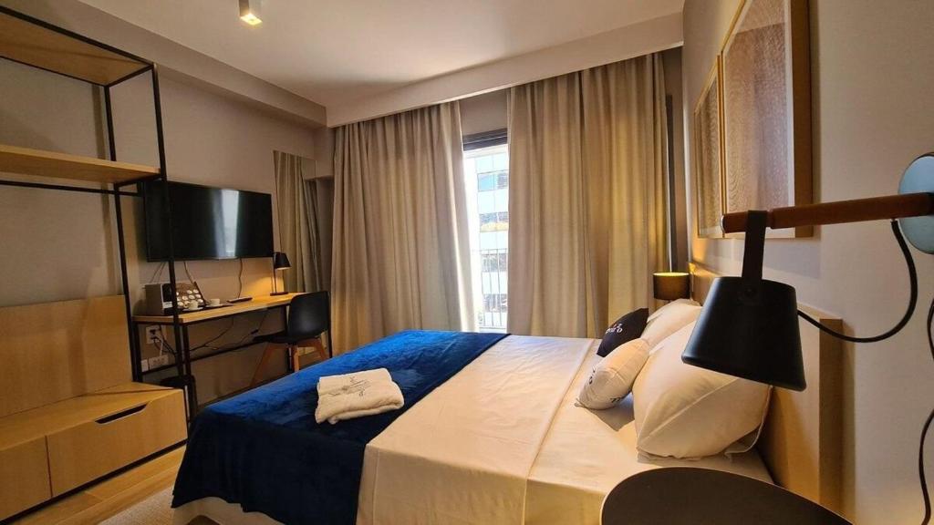 una habitación de hotel con una cama y un televisor en TrevizZo Haddock Lobo, en São Paulo
