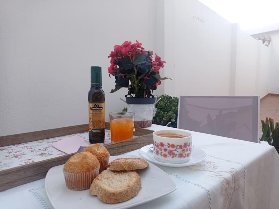 einen Tisch mit einem Teller Muffins und einer Tasse Kaffee in der Unterkunft Apartamento completo en Sierra Sur in Villanueva de San Juan