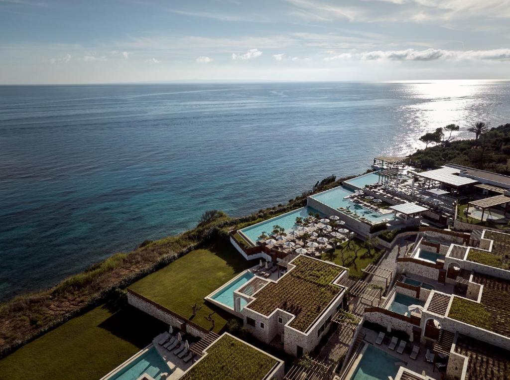 een luchtzicht op een resort aan de oceaan bij Lesante Cape Resort & Villas - The Leading Hotels of the World in Akrotiri