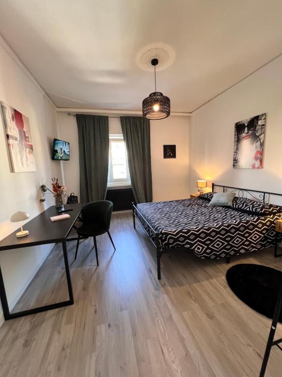 - une chambre avec un lit, une table et un bureau dans l'établissement Appartamento con vista mare e parcheggio, à Trieste