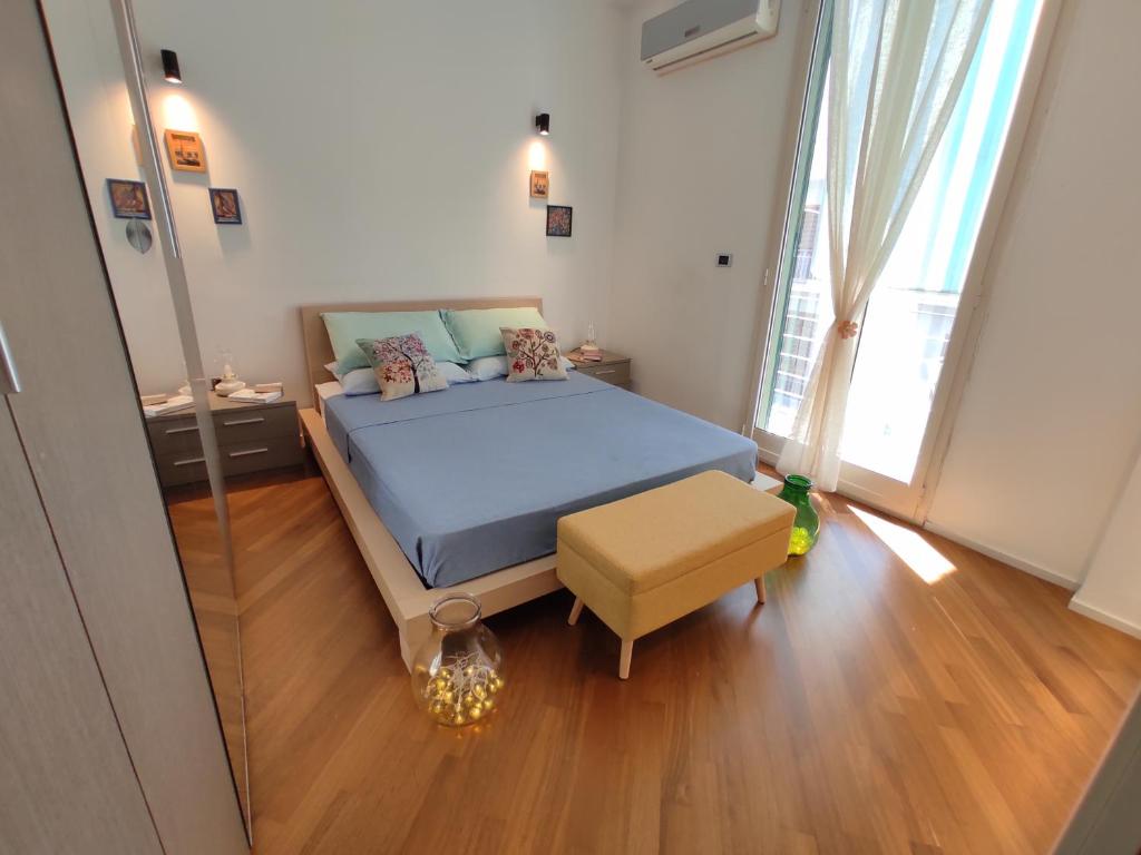 una camera con letto, tavolo e specchio di BaGiu - Intero Appartamento Bari a Bari