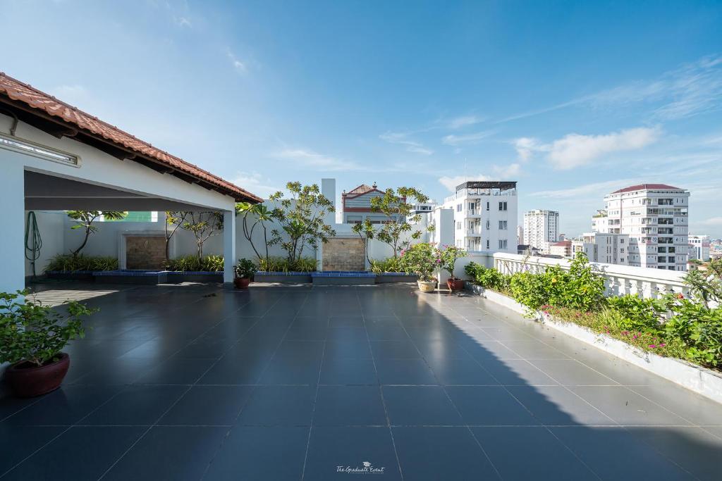 un balcón de una casa con vistas a la ciudad en E&V Apartment en Phnom Penh