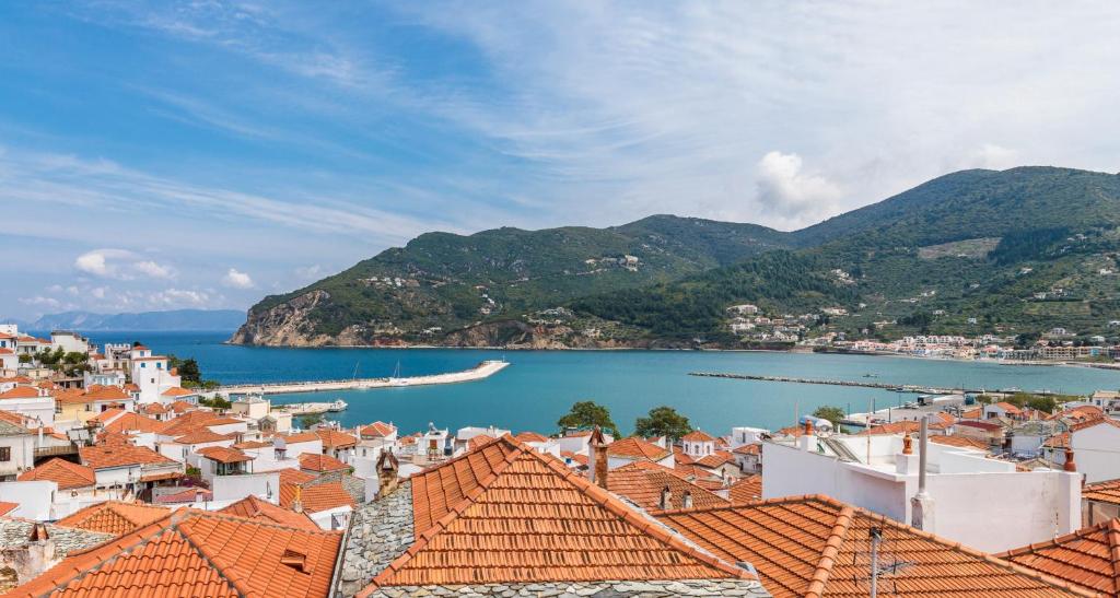 - une vue sur une ville et une étendue d'eau dans l'établissement Nikolas house, à Skopelos