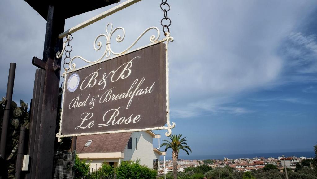 a sign hanging from the side of a building at B&B Le Rose in Siderno Marina