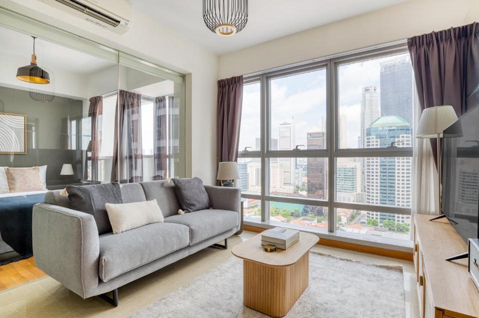 シンガポールにあるSpectacular 1BR Apartment in Singapore!のリビングルーム(ソファ、大きな窓付)