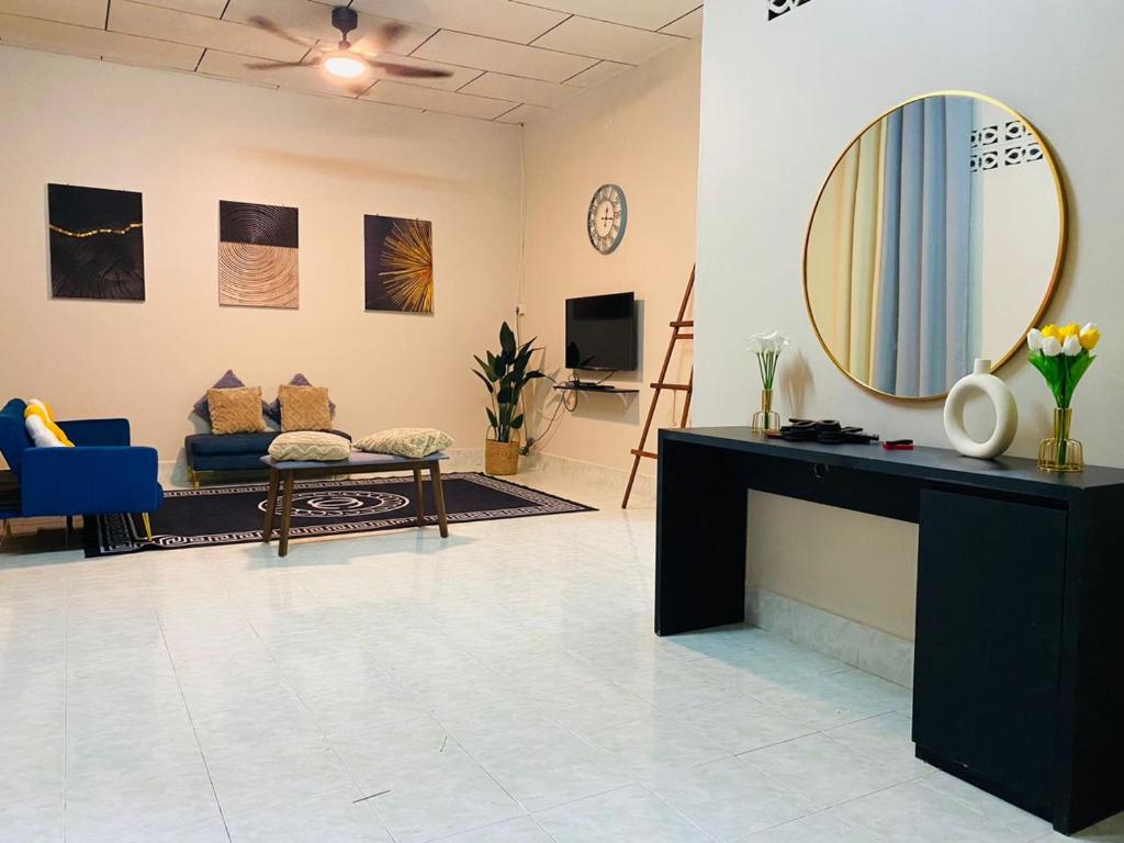 SOFEA HOMESTAY في بانتايْ سينانج: غرفة معيشة مع أريكة ومرآة