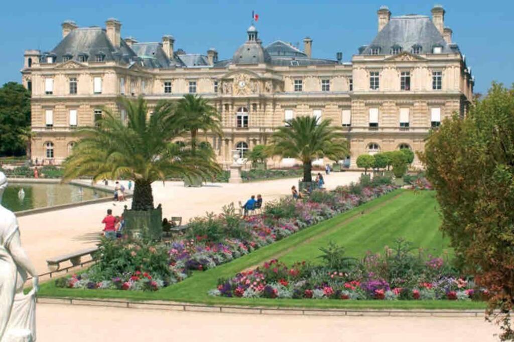 ein großes Gebäude mit einem Garten davor in der Unterkunft L8 - Villiers-le-Bel proche Aéroport ROISSY CHARLES DE GAULLES & PARIS in Villiers-le-Bel