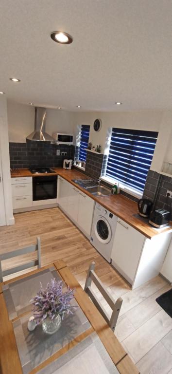 cocina con mesa y encimera en Broxtowe house -3 bed House parking Nottingham en Nottingham