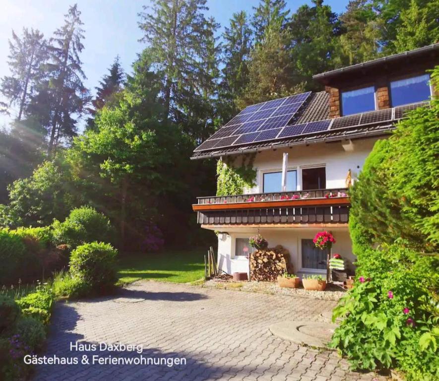 une maison avec des panneaux solaires sur le toit dans l'établissement Haus-Daxberg-idyllisch-gelegen-im-Bayerischen-Wald, à Eppenschlag