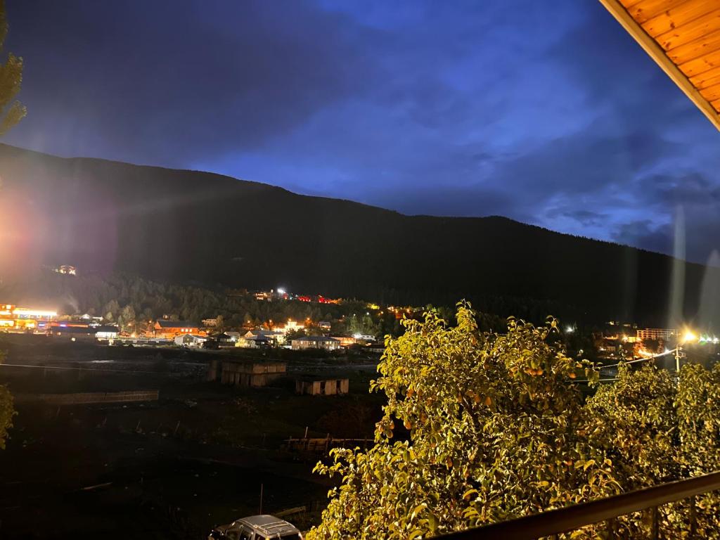 Vista general d'una muntanya o vistes d'una muntanya des de l'hostal o pensió