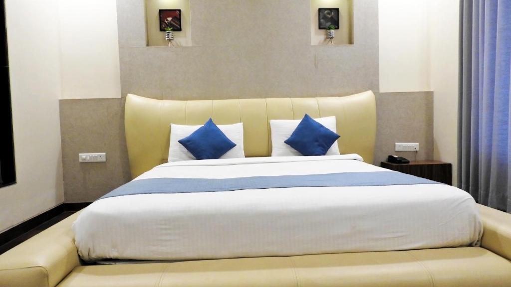 Postel nebo postele na pokoji v ubytování Hotel Sai Miracle