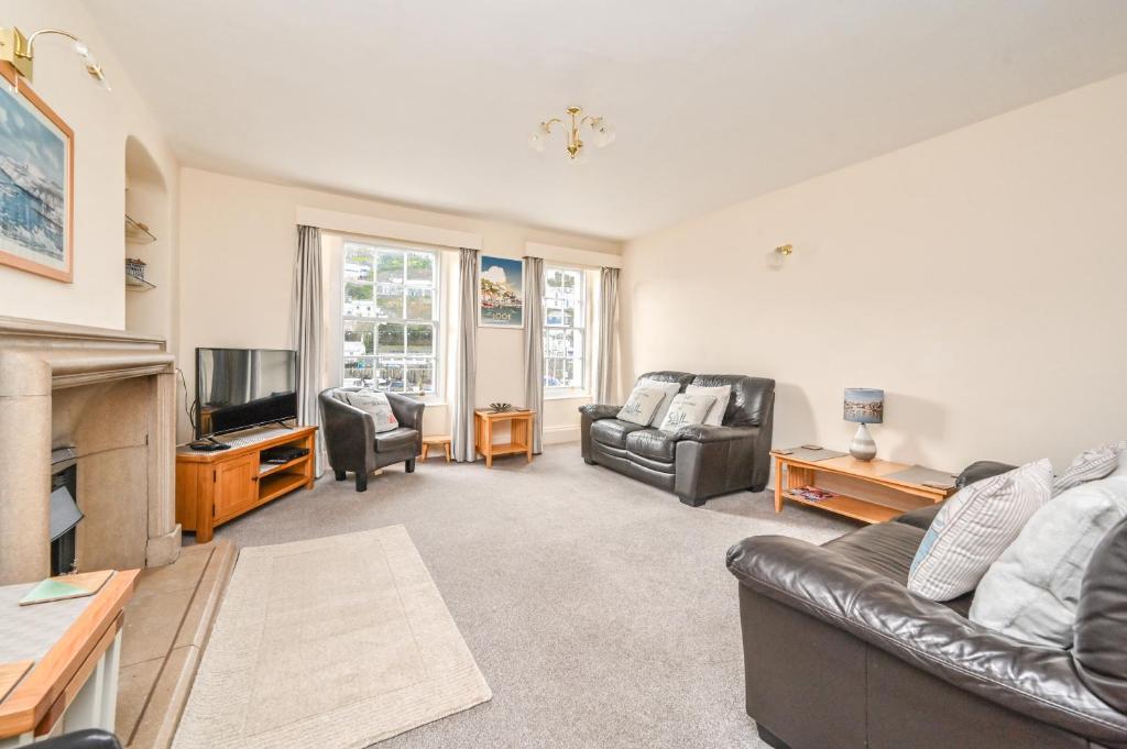 TV a/nebo společenská místnost v ubytování 3Bed Apartment Sleeps 5- Parking Wifi Near Beach