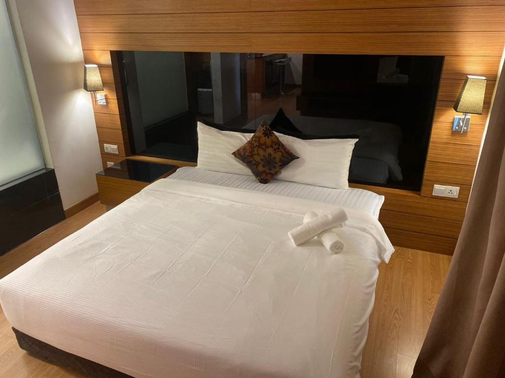 duże białe łóżko w pokoju hotelowym w obiekcie KL Dua Sentral Dreamy Stay Studio w Kuala Lumpur