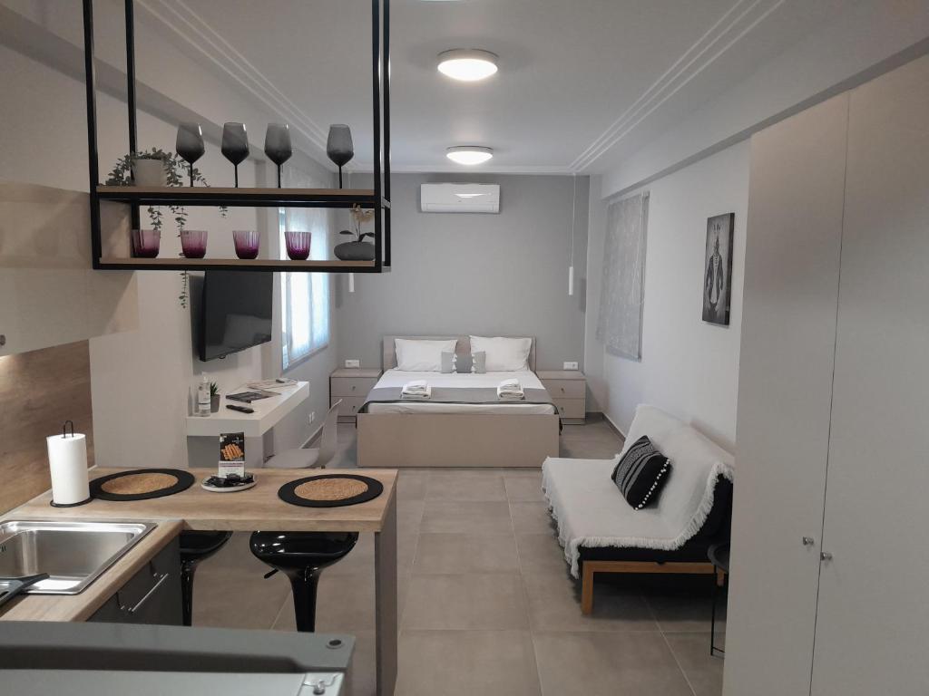 um pequeno apartamento com uma cama e uma cozinha em Cozy Di.Va city centre em Tessalónica