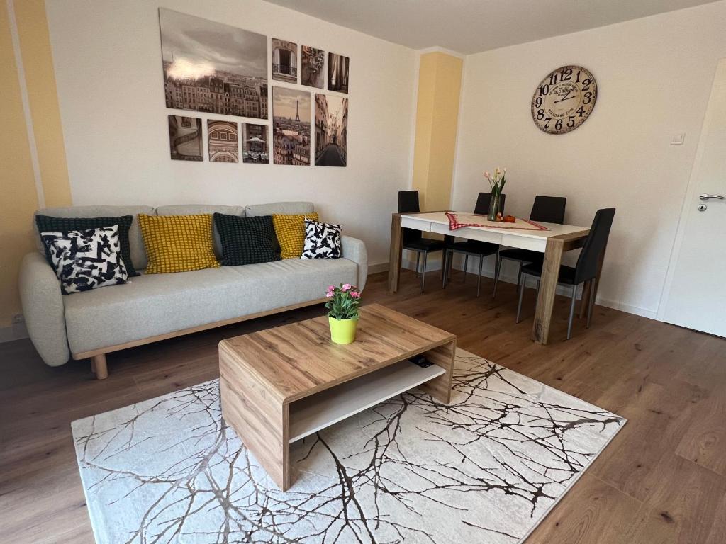 een woonkamer met een bank en een tafel bij Ferienwohnung Frühauf Rochlitz in Rochlitz