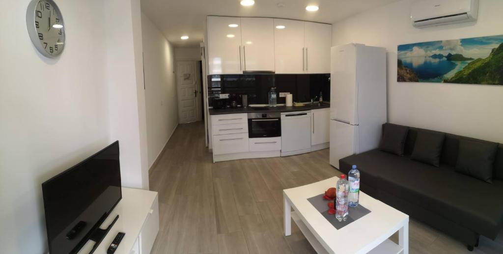 Kuchyň nebo kuchyňský kout v ubytování Top-Apartment, 4 OG, seitlicher Meerblick, mit 1 Schlafzimmer im Herzen von Playa del Inglés , Gran Canaria