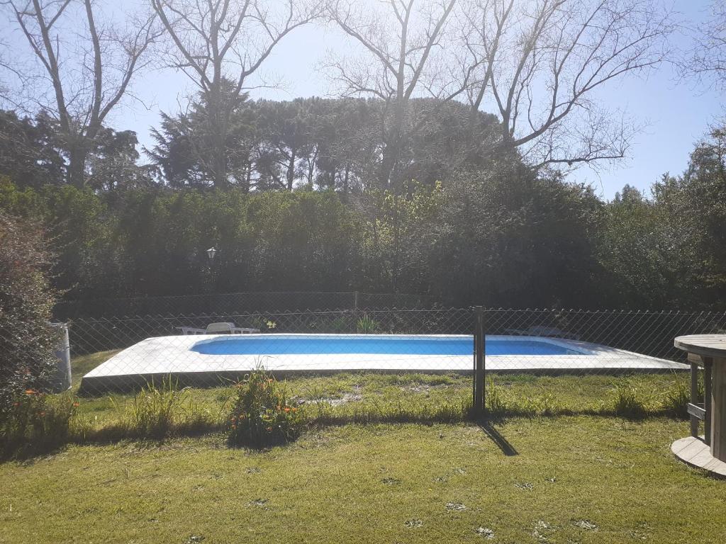 una piscina en un patio con una valla en Cabañas Artemisa en Tandil