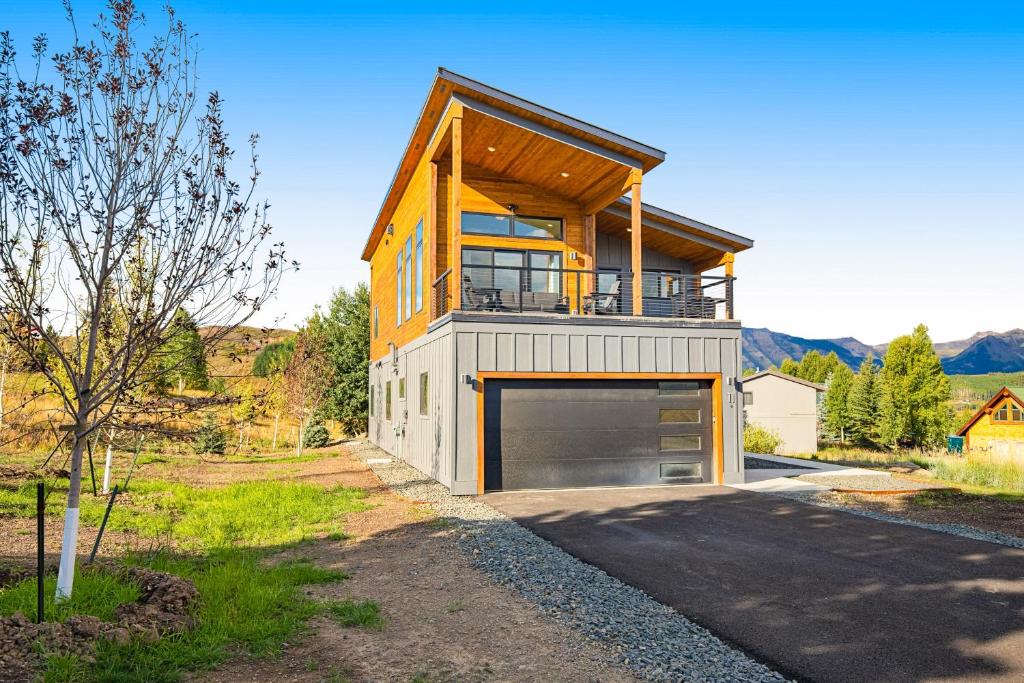 クレスティド・ビュートにあるEnchanted Alps - Lower Level Permit 301,470の道路脇のガレージ付き住宅