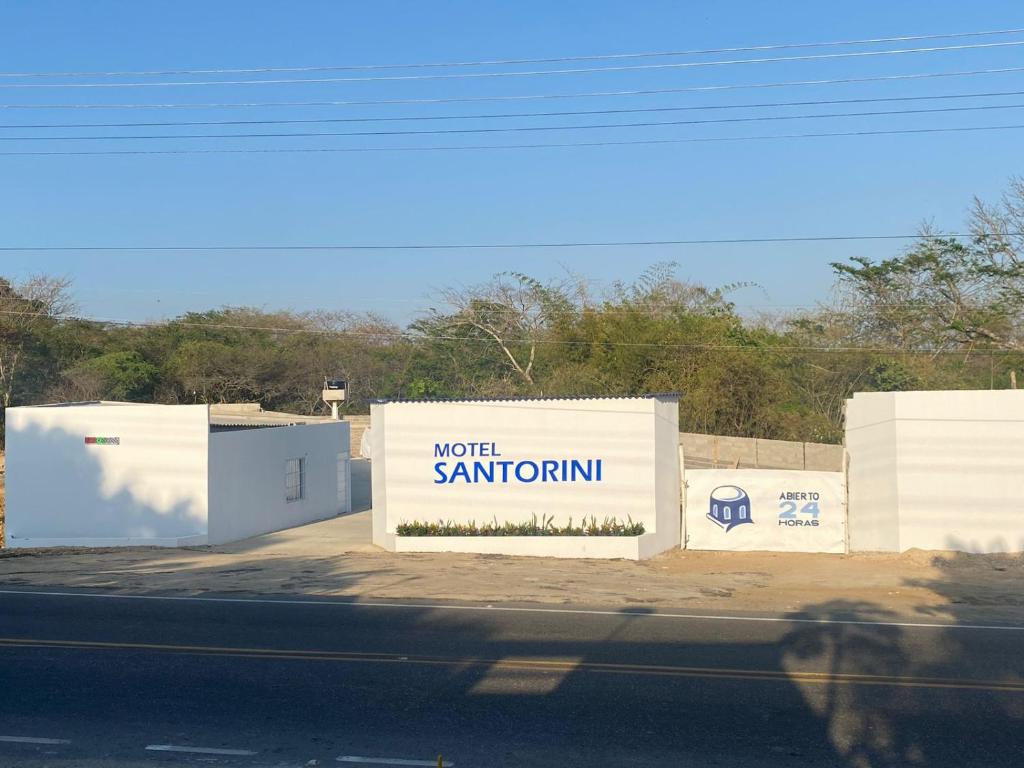 a building with a sign that reads not santium at MOTEL SANTORINI in Baranoa