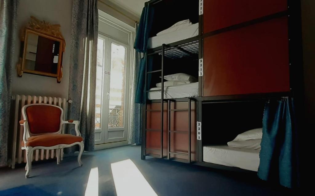 Rúm í herbergi á Hostel20 Toulouse Wilson
