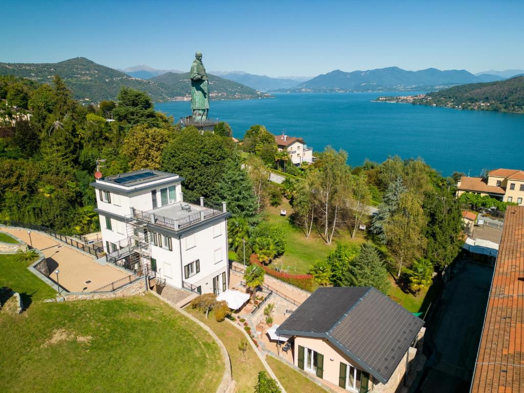 una vista aérea de una casa con una estatua de la libertad en Villa San Carlo en Arona