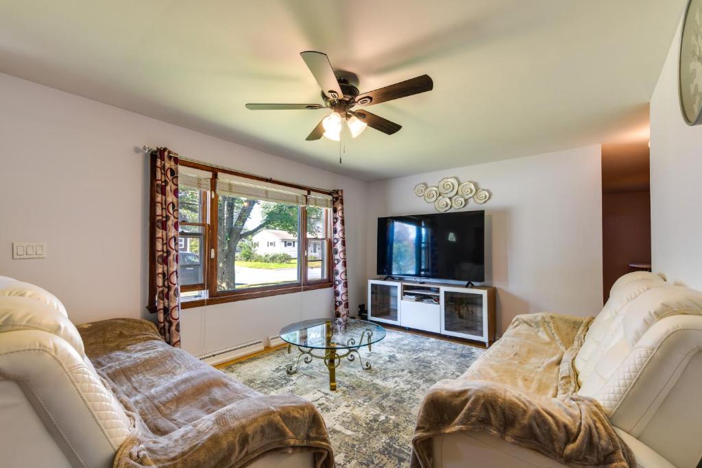 ein Wohnzimmer mit 2 Sofas und einem Flachbild-TV in der Unterkunft South Burlington Home with Seasonal Pool! in South Burlington