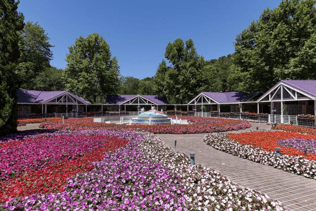 um jardim de flores em frente a um edifício em Unique Garden em Mairiporã