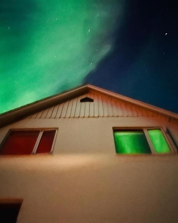 a green light in the windows of a building at Mengi Countryside in Kjarnholt