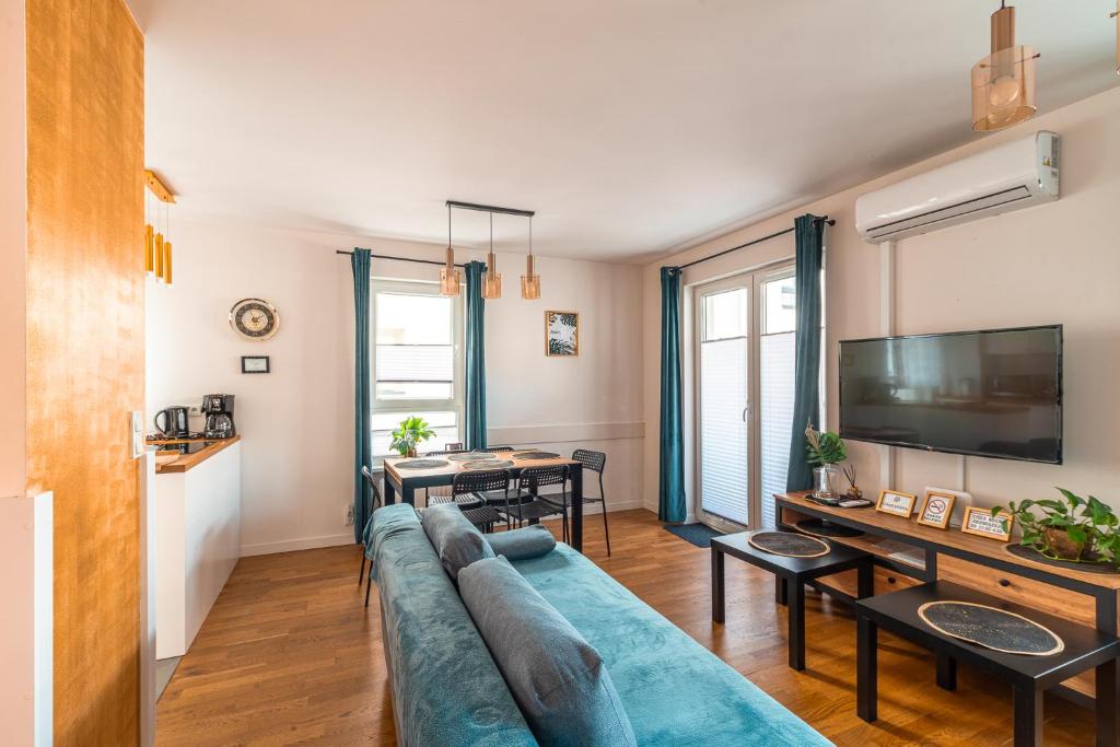 Televízia a/alebo spoločenská miestnosť v ubytovaní Apartament Chmielna Gold