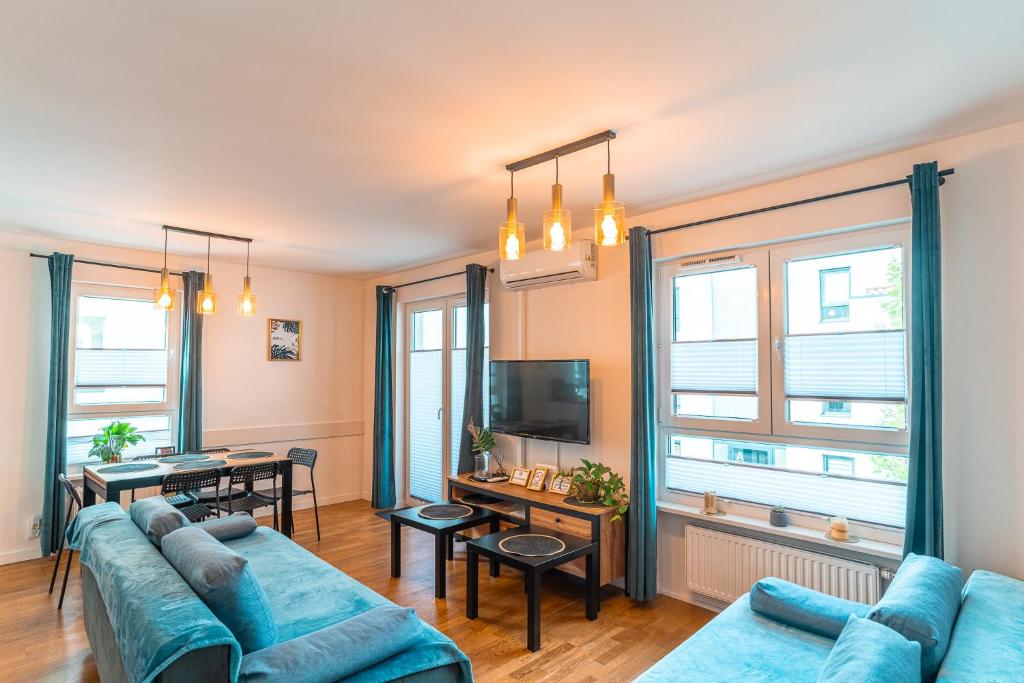 Televízia a/alebo spoločenská miestnosť v ubytovaní Apartament Chmielna Gold