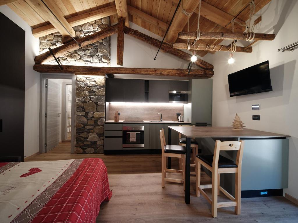 a kitchen and dining room with a table and chairs at Appartamenti il bersaio Alloggio 4 in Sambuco