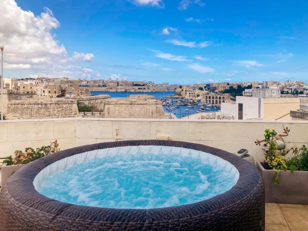 a hot tub on the roof of a building at Valletta and Grand Harbour Lookout in Kalkara