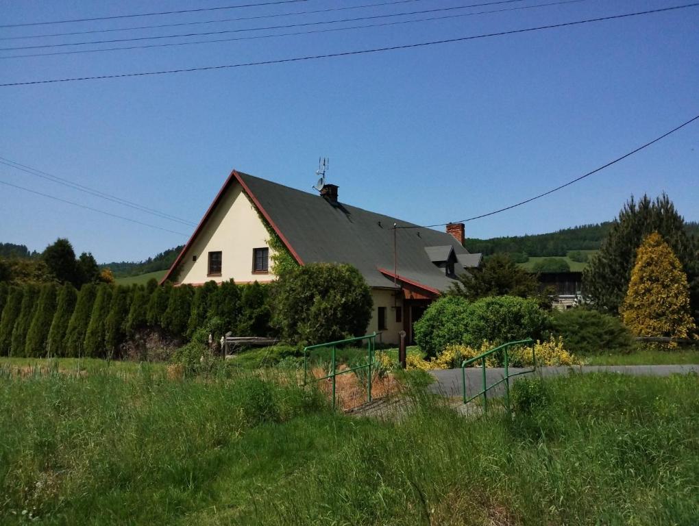 ein weißes Haus mit rotem Dach in der Unterkunft Penzion Kelt in Zátor